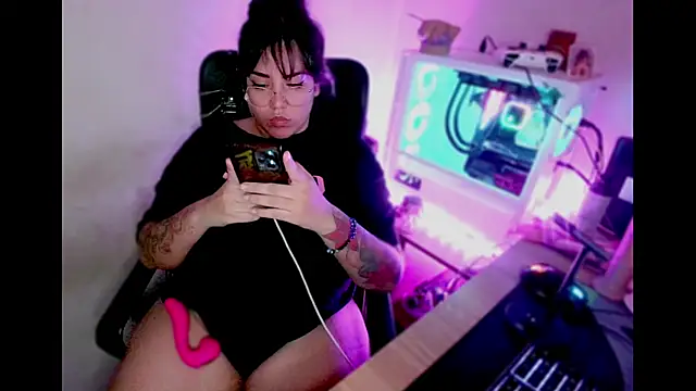 Snapshot of PinkDenial chatting on September 17, 4:36 am PinkDenial online show from September 17, 4:36 am