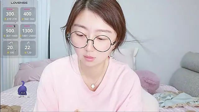 Snapshot of Diva_VVN chatting on July 1, 12:01 am Diva VVN online show from July 1, 12:01 am