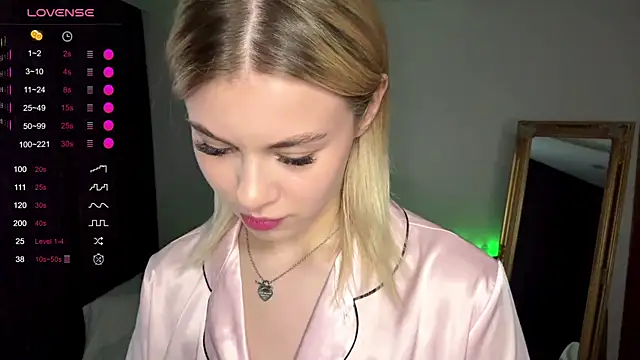 Snapshot of Lil_Elisa chatting on October 15, 9:42 am Lil Elisa online show from October 15, 9:42 am