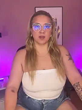 hollie joliie online show from September 25, 11:58 am