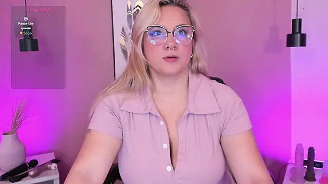 hollie joliie online show from October 3, 11:29 am