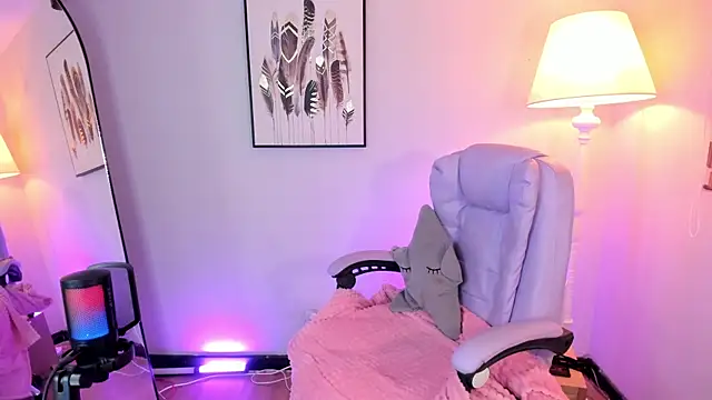 hollie joliie online show from February 21, 11:33 am