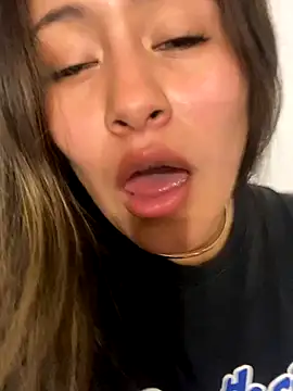 Snapshot of leil_6680 chatting on November 16, 8:09 am leil 6680 online show from November 16, 8:09 am