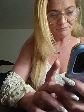 Snapshot of Goldenndoll chatting on May 31, 9:49 pm Goldenndoll online show from May 31, 9:49 pm