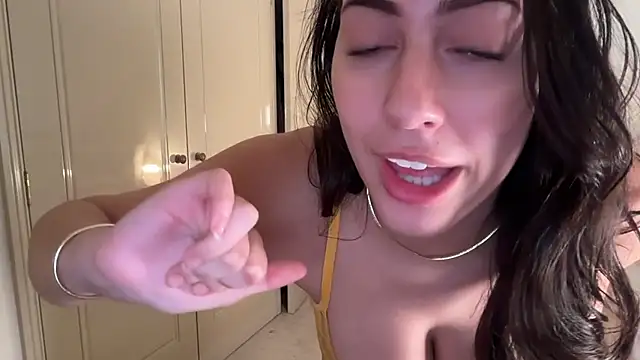 Snapshot of sieeena chatting on June 8, 1:28 am sieeena online show from June 8, 1:28 am