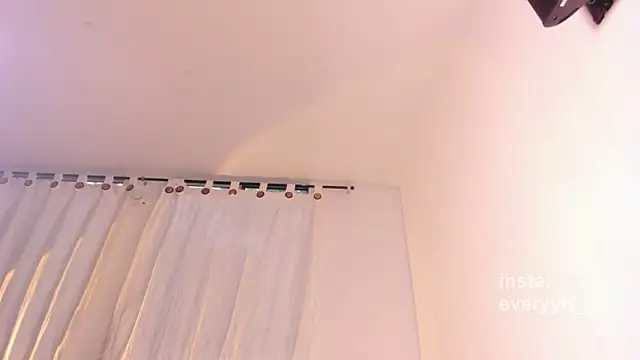 Snapshot of Sweet_poetryy chatting on June 8, 11:05 pm Sweet poetryy online show from June 8, 11:05 pm