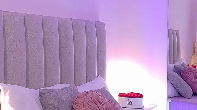 NicoleArmani online show from December 1, 8:25 pm