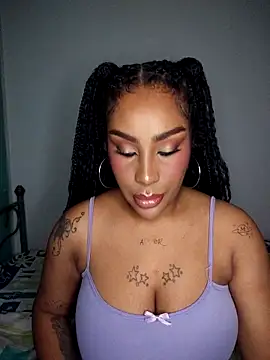 Snapshot of Queen_Amara chatting on May 6, 3:02 am Queen Amara online show from May 6, 3:02 am