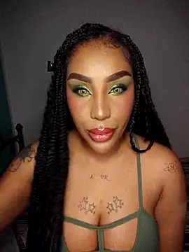 Snapshot of Queen_Amara chatting on May 9, 3:45 am Queen Amara online show from May 9, 3:45 am
