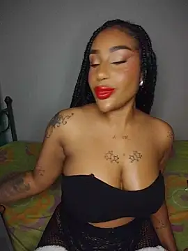 Snapshot of Queen_Amara chatting on May 13, 4:10 am Queen Amara online show from May 13, 4:10 am