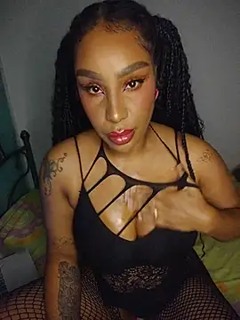 Snapshot of Queen_Amara chatting on May 25, 4:07 am Queen Amara online show from May 25, 4:07 am
