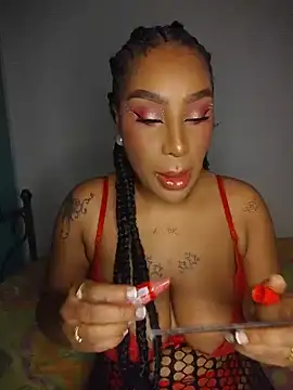 Snapshot of Queen_Amara chatting on May 31, 4:20 am Queen Amara online show from May 31, 4:20 am