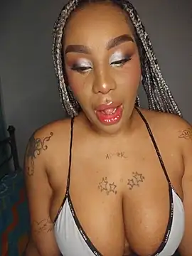 Snapshot of Queen_Amara chatting on June 13, 4:21 am Queen Amara online show from June 13, 4:21 am