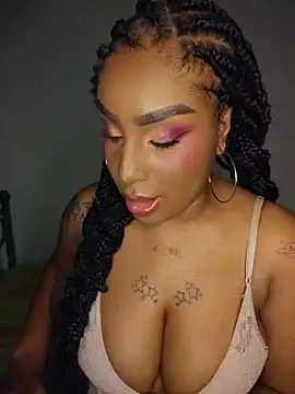 Snapshot of Queen_Amara chatting on July 5, 4:19 am Queen Amara online show from July 5, 4:19 am