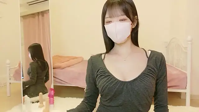 roachan  online show from February 10, 3:27 pm