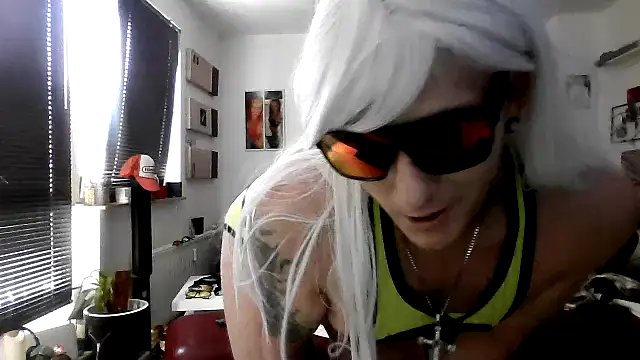 hellgirl1980 online show from September 22, 11:23 am