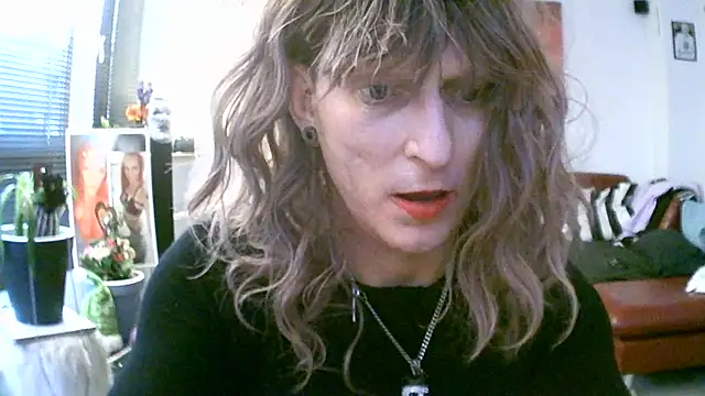 hellgirl1980 online show from November 1, 1:35 pm