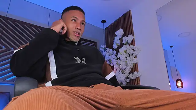 B Wild online show from February 3, 4:10 am