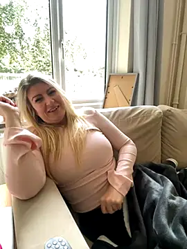 Snapshot of DesireDaisy chatting on September 27, 11:04 am DesireDaisy online show from September 27, 11:04 am