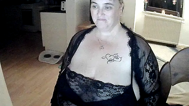 Snapshot of Minou1610 chatting on November 10, 7:35 pm Minou1610 online show from November 10, 7:35 pm