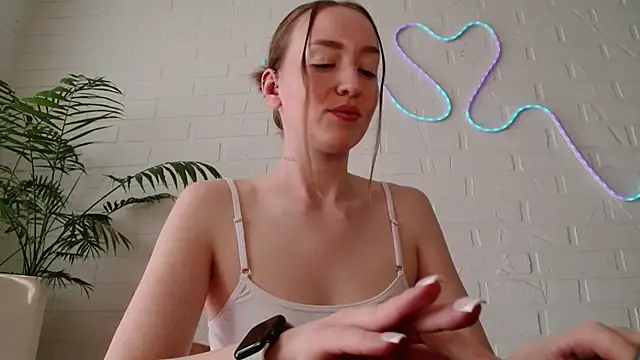 WhitePrincessLuna online show from May 8, 1:05 pm