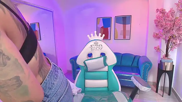 Black roseee online show from April 12, 4:01 pm