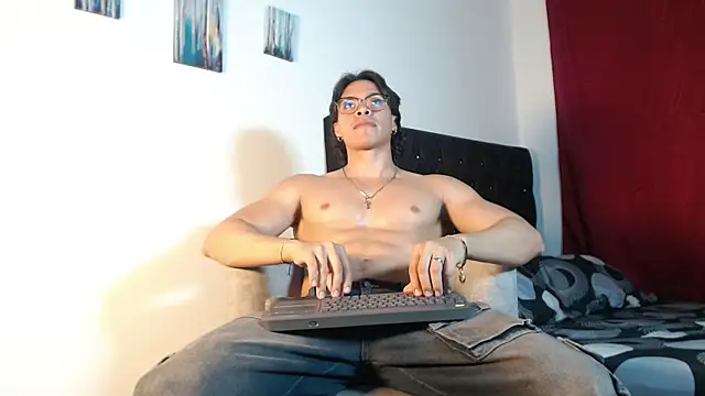 adriel escalante online show from December 16, 3:22 am