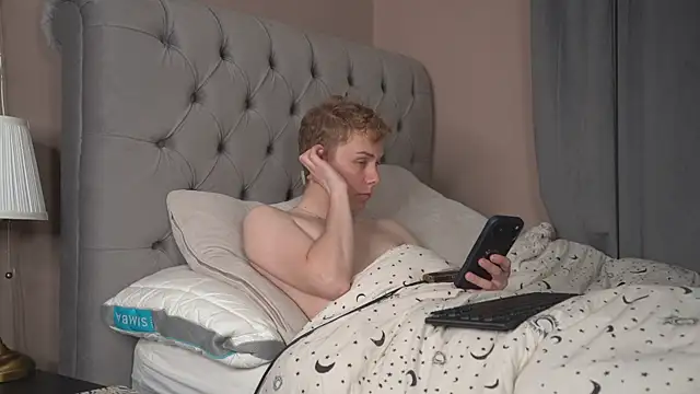 Snapshot of scottishtwink01 chatting on May 10, 9:53 pm scottishtwink01 online show from May 10, 9:53 pm