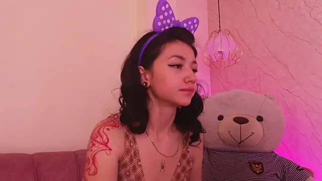 april bennett online show from November 22, 12:15 pm