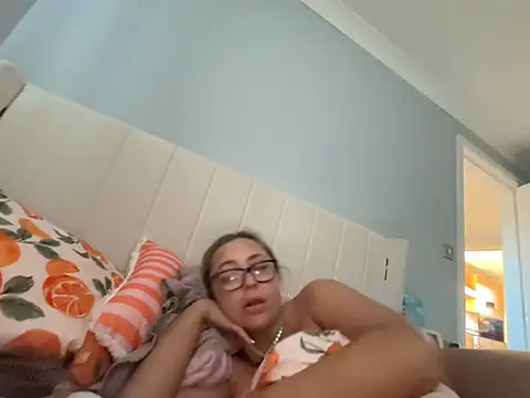 Snapshot of petitelucyXoxx chatting on April 28, 6:35 pm petitelucyXoxx online show from April 28, 6:35 pm