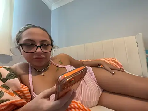 Snapshot of petitelucyXoxx chatting on May 7, 9:14 am petitelucyXoxx online show from May 7, 9:14 am