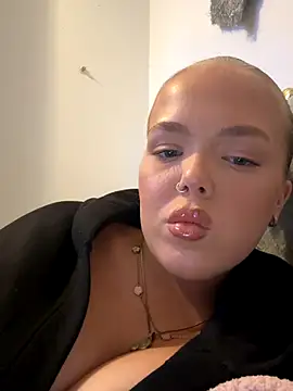 Snapshot of prettycocomae chatting on October 14, 9:15 pm prettycocomae online show from October 14, 9:15 pm