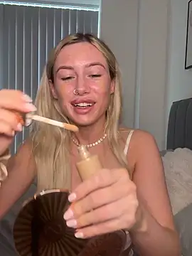 Snapshot of SexySaraxxoo chatting on February 10, 11:25 am SexySaraxxoo online show from February 10, 11:25 am