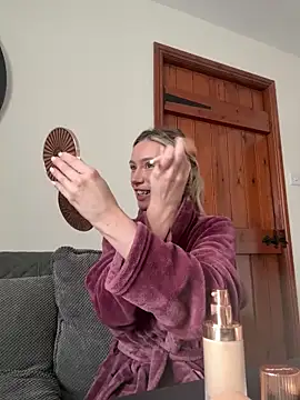 Snapshot of SexySaraxxoo chatting on February 24, 12:25 pm SexySaraxxoo online show from February 24, 12:25 pm