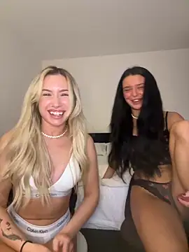 Snapshot of SexySaraxxoo chatting on February 27, 7:03 pm SexySaraxxoo online show from February 27, 7:03 pm