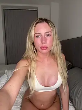 SexySaraxxoo online show from March 22, 8:23 pm