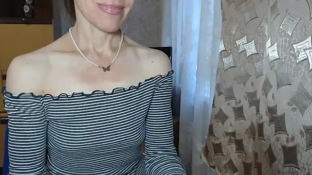 Snapshot of Two_Sisters chatting on September 17, 4:36 am Two Sisters online show from September 17, 4:36 am