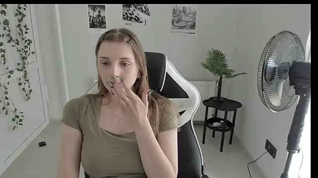 Snapshot of NeyliDream chatting on June 23, 1:20 pm NeyliDream online show from June 23, 1:20 pm