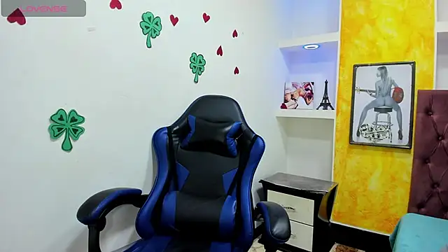 susan mooree online show from April 8, 8:20 pm