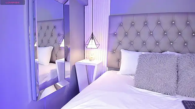 LunaBloomn online show from December 20, 5:09 pm