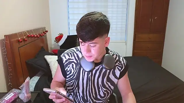 tightncuteass online show from November 13, 10:30 pm