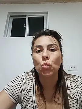 Snapshot of vanessa-titisM chatting on July 4, 12:28 am vanessa-titisM online show from July 4, 12:28 am