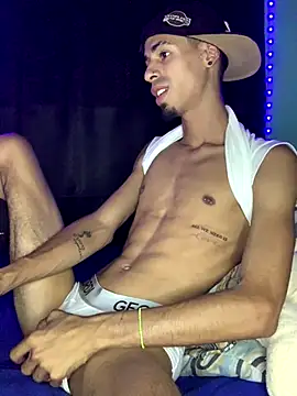 Snapshot of Alexx_1214 chatting on October 10, 7:13 pm Alexx 1214 online show from October 10, 7:13 pm