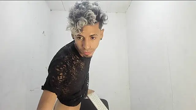 Snapshot of Alexx_1214 chatting on October 14, 1:50 am Alexx 1214 online show from October 14, 1:50 am