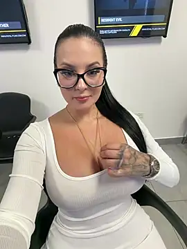 Snapshot of GabyMejiaa chatting on May 9, 2:17 am GabyMejiaa online show from May 9, 2:17 am