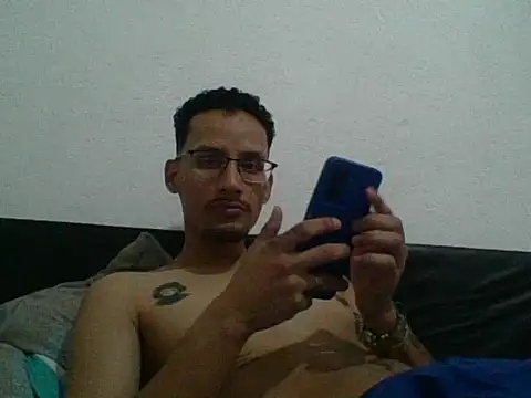 Snapshot of bluc96cm chatting on November 9, 4:33 am bluc96cm online show from November 9, 4:33 am