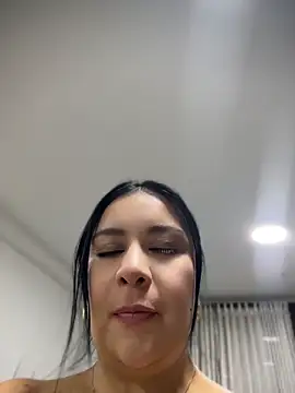 Snapshot of IrisDuvall chatting on May 2, 1:21 am IrisDuvall online show from May 2, 1:21 am