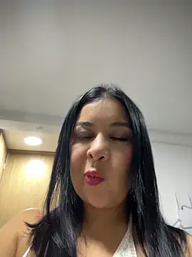 Snapshot of IrisDuvall chatting on May 12, 1:25 am IrisDuvall online show from May 12, 1:25 am
