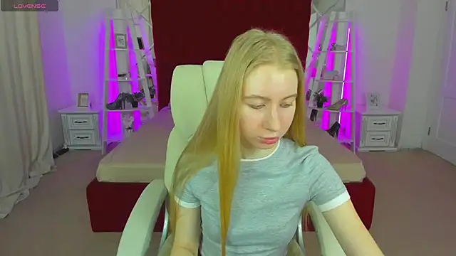 Snapshot of Alina_Blonde chatting on May 14, 5:36 am Alina Blonde online show from May 14, 5:36 am
