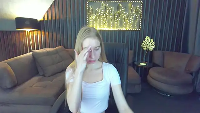 Snapshot of Alina_Blonde chatting on May 24, 5:34 am Alina Blonde online show from May 24, 5:34 am